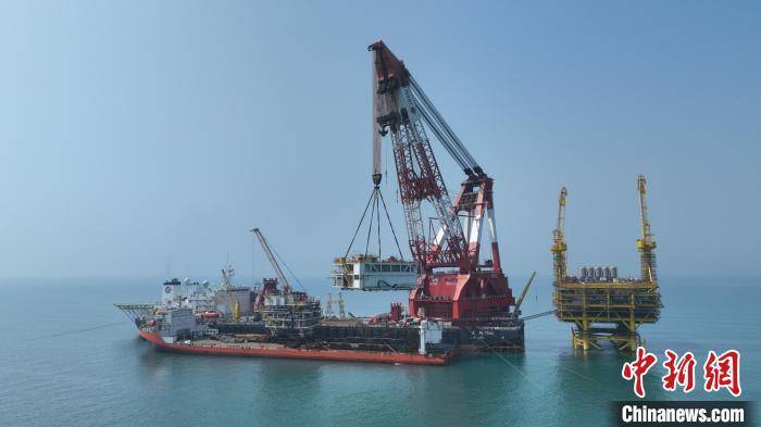 局获悉,广东首个近浅海油田油气上岸项目乌石油田群的首座平台结构,在