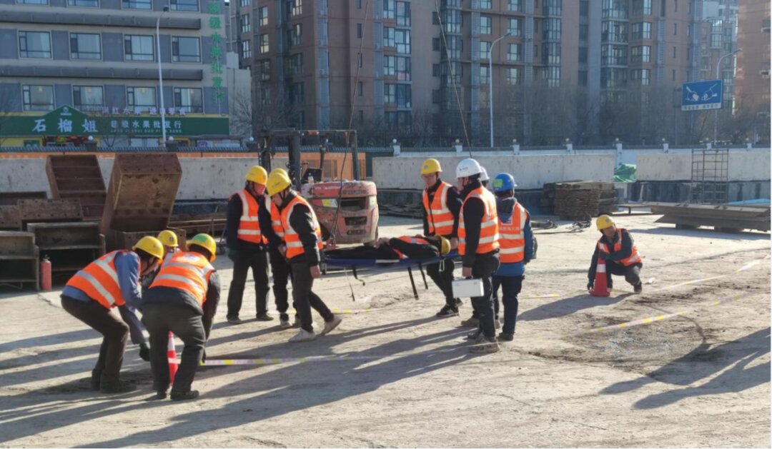 现场演练模拟了一起由于司索工在捆绑材料时麻痹大意,信号工未按要求