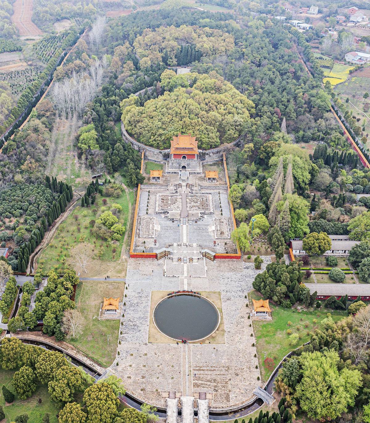 钟祥市明显陵管理处处长李斌介绍明显陵是嘉靖皇帝的父亲朱祐杬和