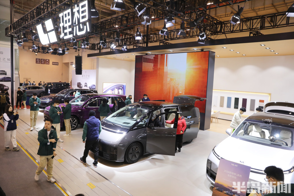 的车展现场小朋友对车辆充满好奇带着孩子来看车不少车型都打出了各