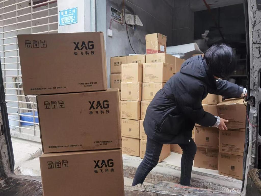 剃光头,马甲线,不服输!爱笑的重庆货车女司机又酷又飒