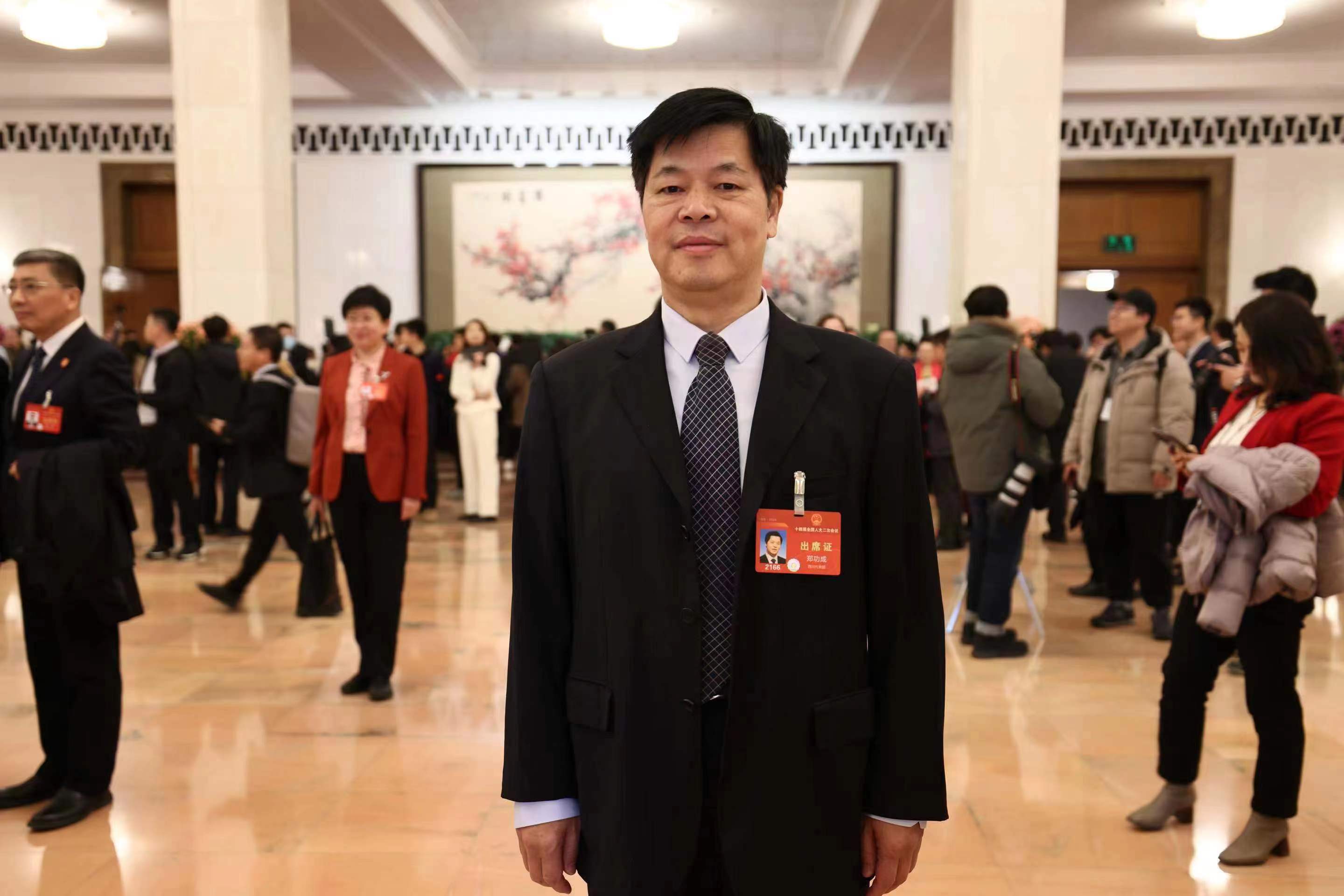 每经专访全国人大常委会委员郑功成:"35岁以内"入职限制条件成为影响