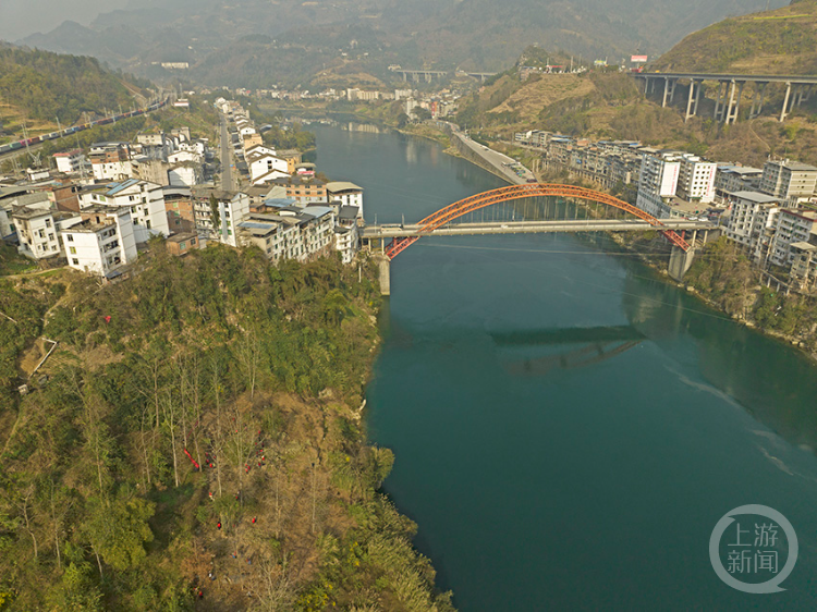 3月11日,彭水苗族土家族自治县高谷镇组织党员干部,生态护林员,志愿者