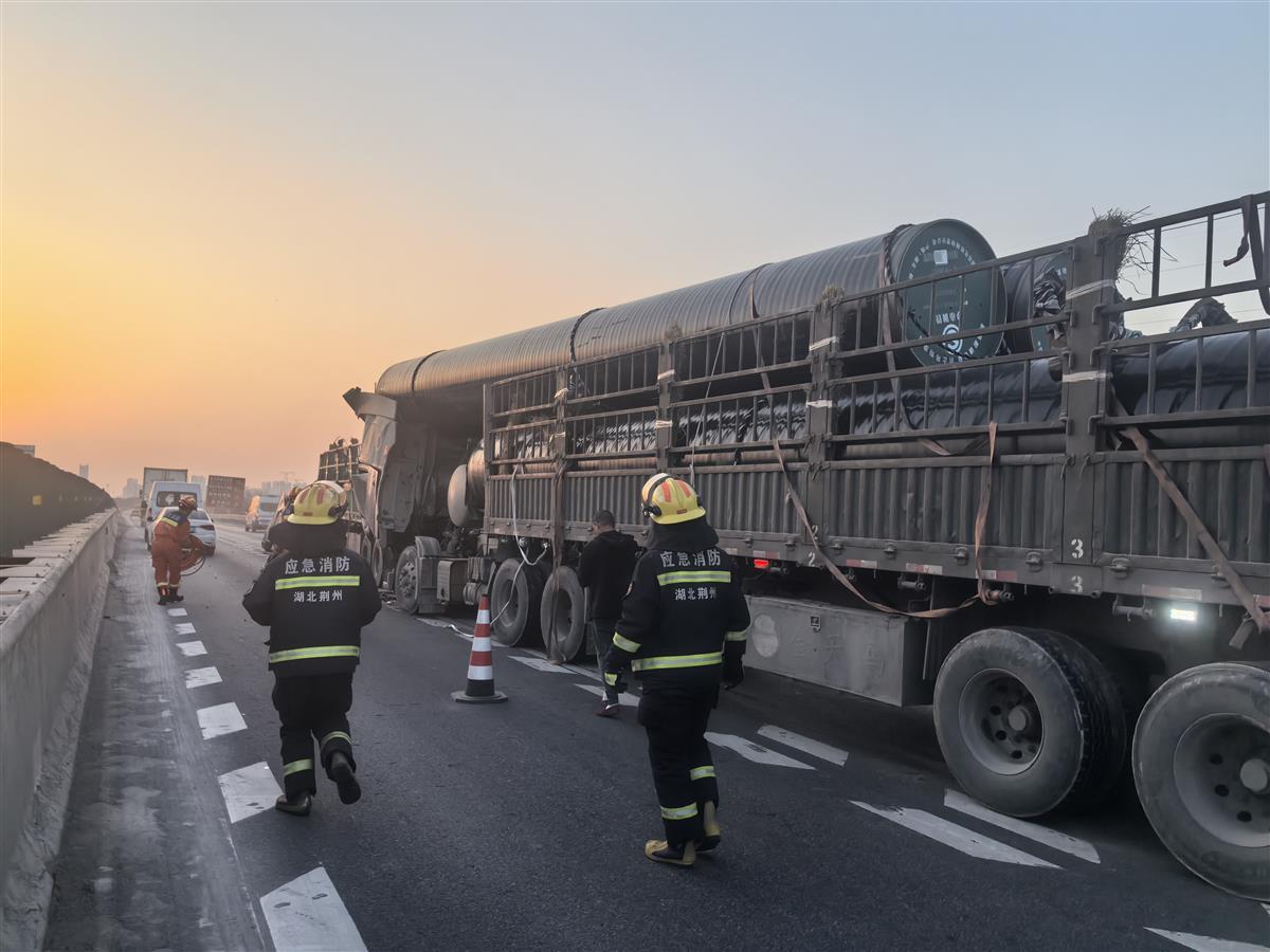 半挂车发生车祸司机被困消防救援人员全力开展救援