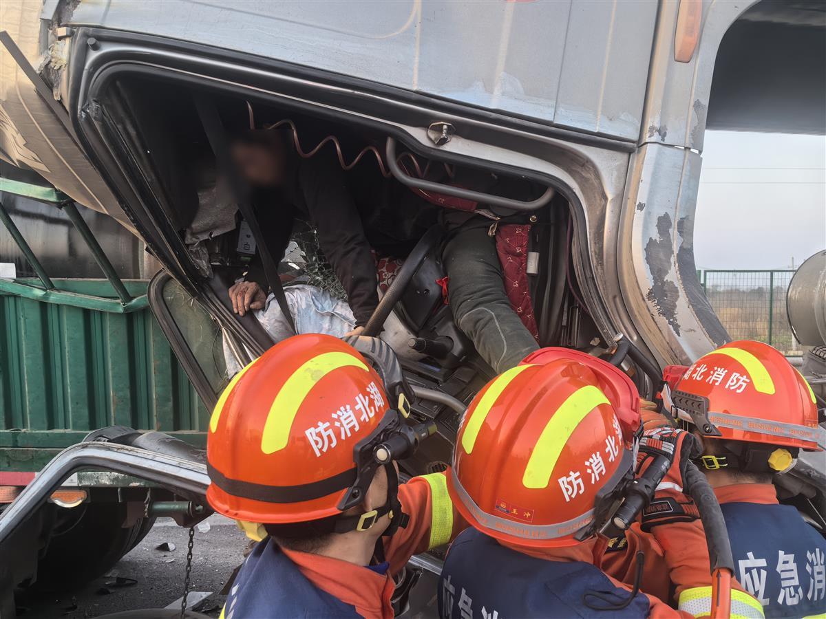 半挂车发生车祸司机被困,消防救援人员全力开展救援