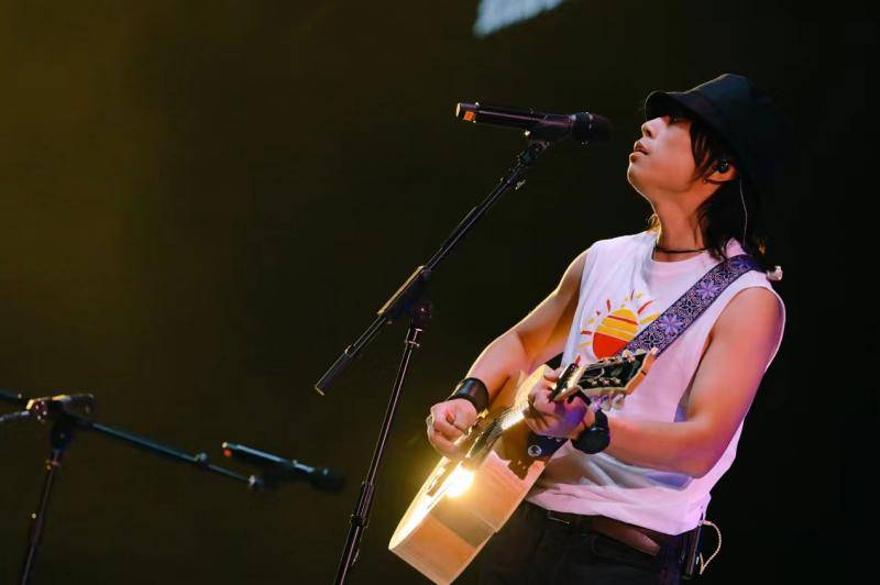 赵雷演唱会首演,打造民谣艺术盛宴