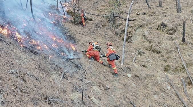 四川云南等地出现山火多方力量开展扑救临沧森林火情扑救过程中3人