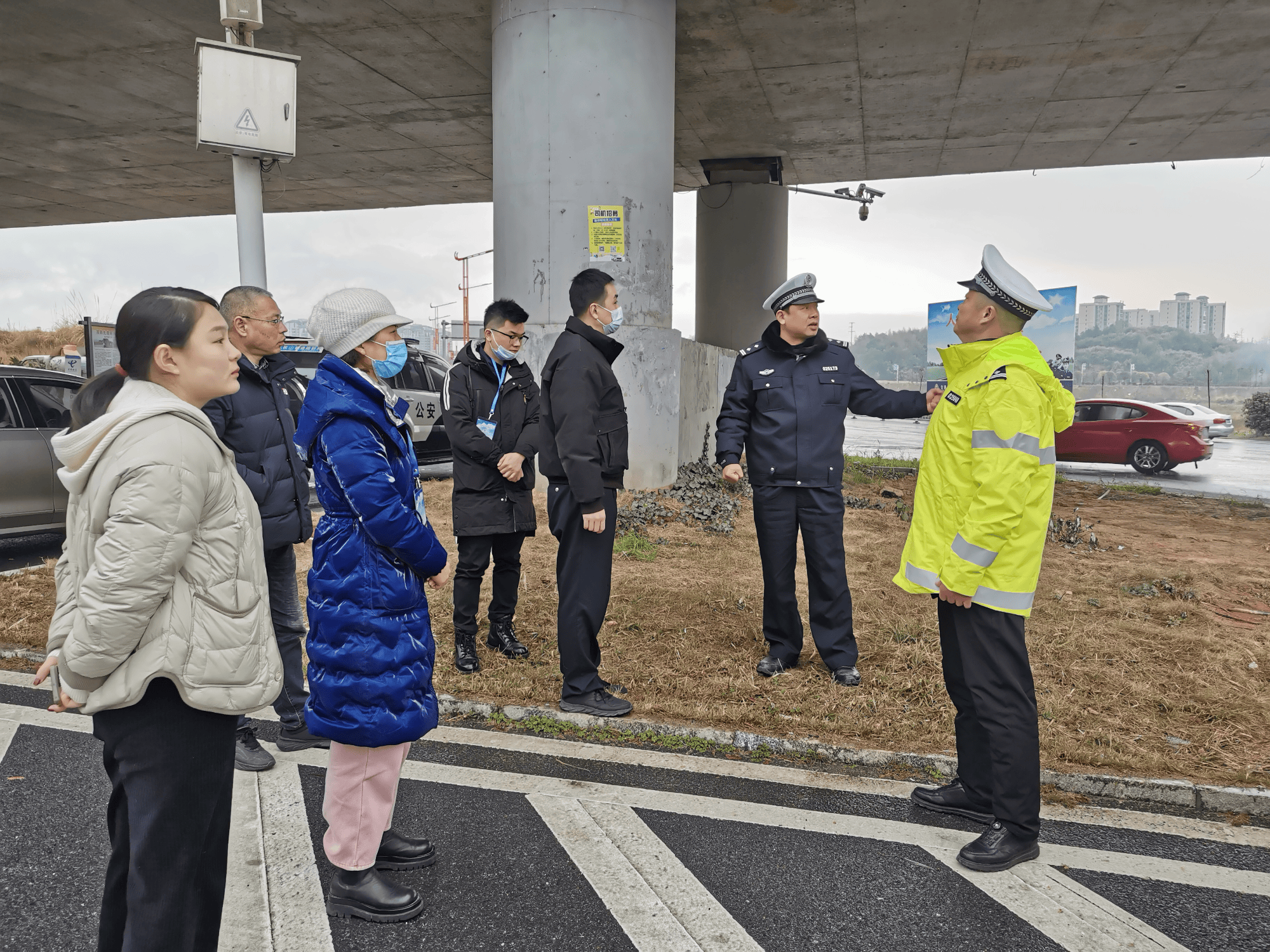 针对南岳镇及寿岳乡农村道路安全防护设施严重缺乏,城区道路标牌残缺