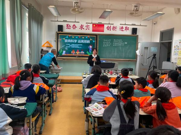 日前,塘沽街道联合滨海新区禁毒站,司法所,社区禁毒站来到朝阳小学