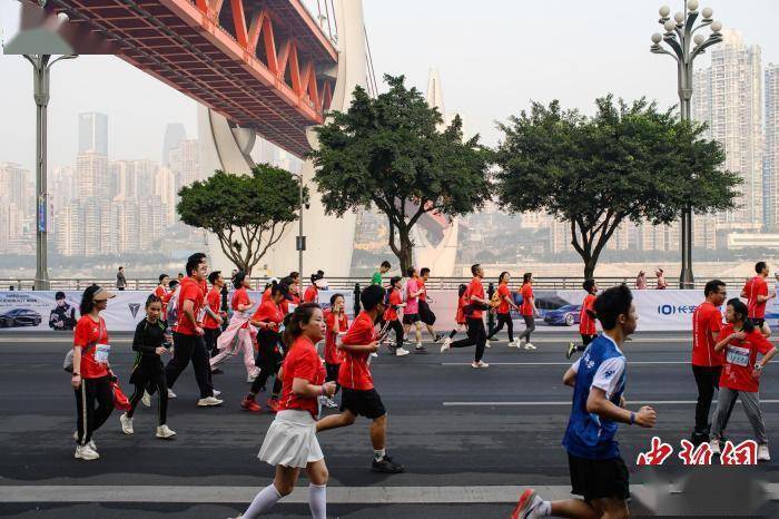 2024重庆马拉松鸣枪3万名中外选手奔跑山水之城