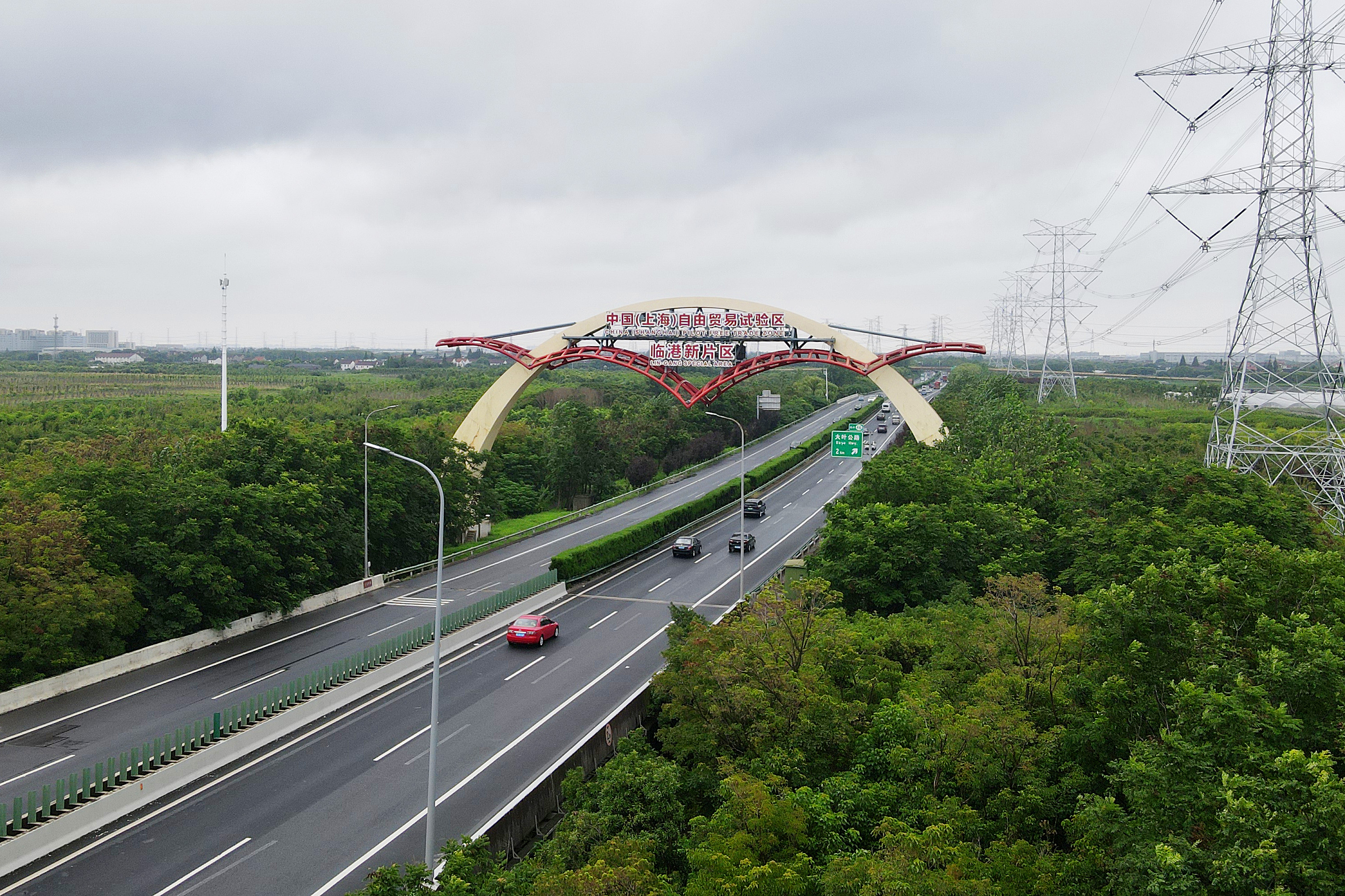 这是位于上海s2沪芦高速公路上的中国(上海)自由贸易试验区临港新片区