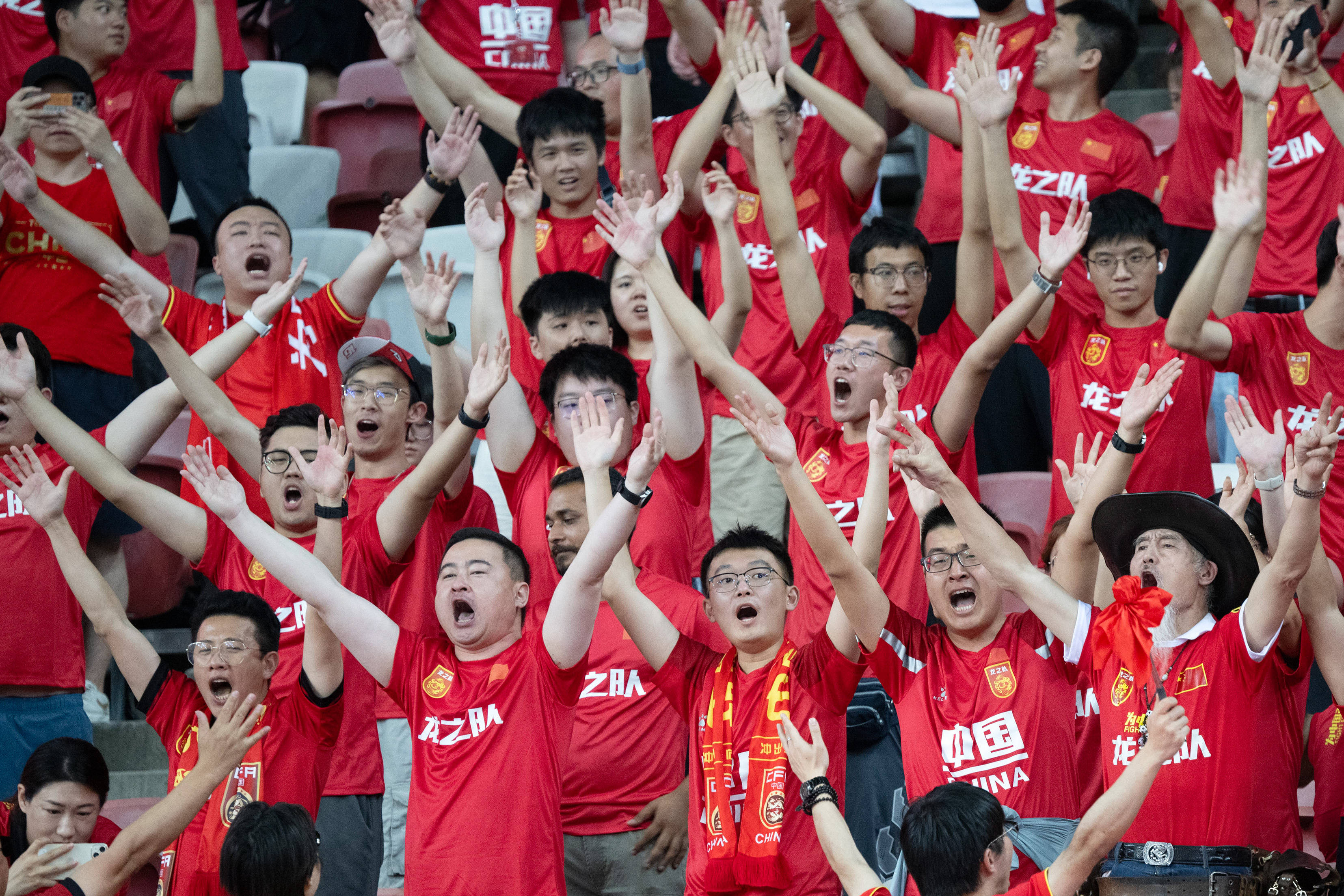 新华社发 (邓智炜摄)在无数球迷心中支持困境中的中国足球几乎不需要