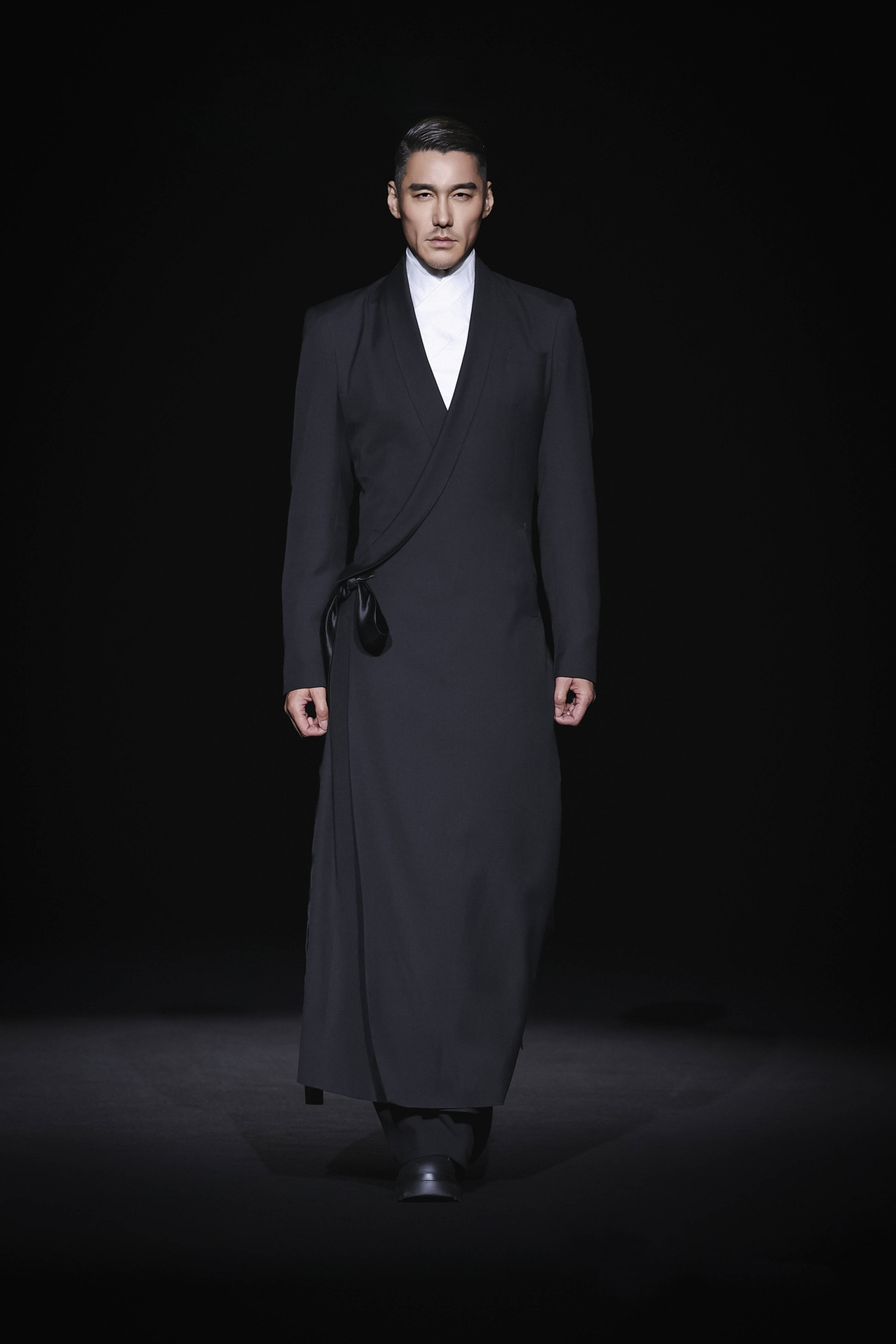 胡兵亮相中国国际时装周,诠释国风新中式美学-齐鲁晚报网