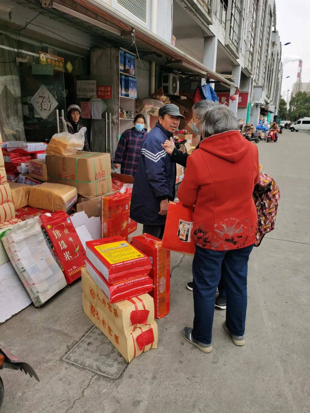3月27日,记者来到南通南方市场,走访了部分销售冥币纸钱的商家