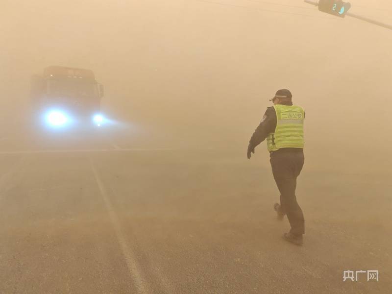 内蒙古二连浩特迎来今年首次特强沙尘暴
