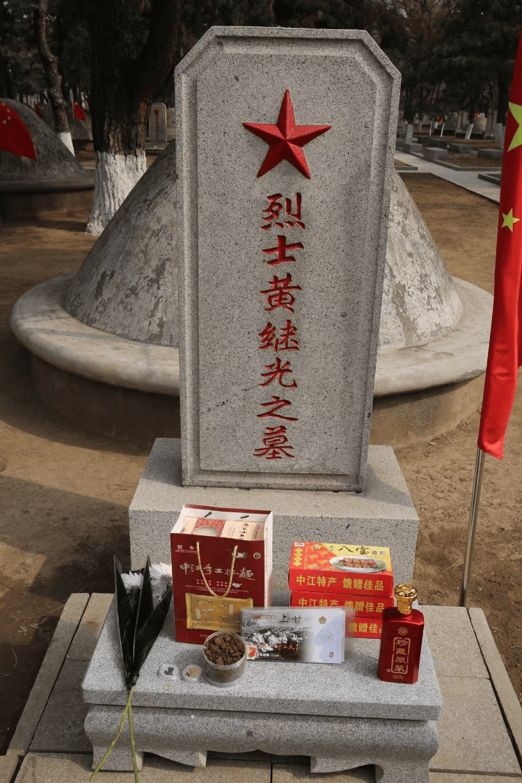 在邱少云烈士墓前,摆放着来自邱少云的家乡——重庆市的重庆小面,兰花