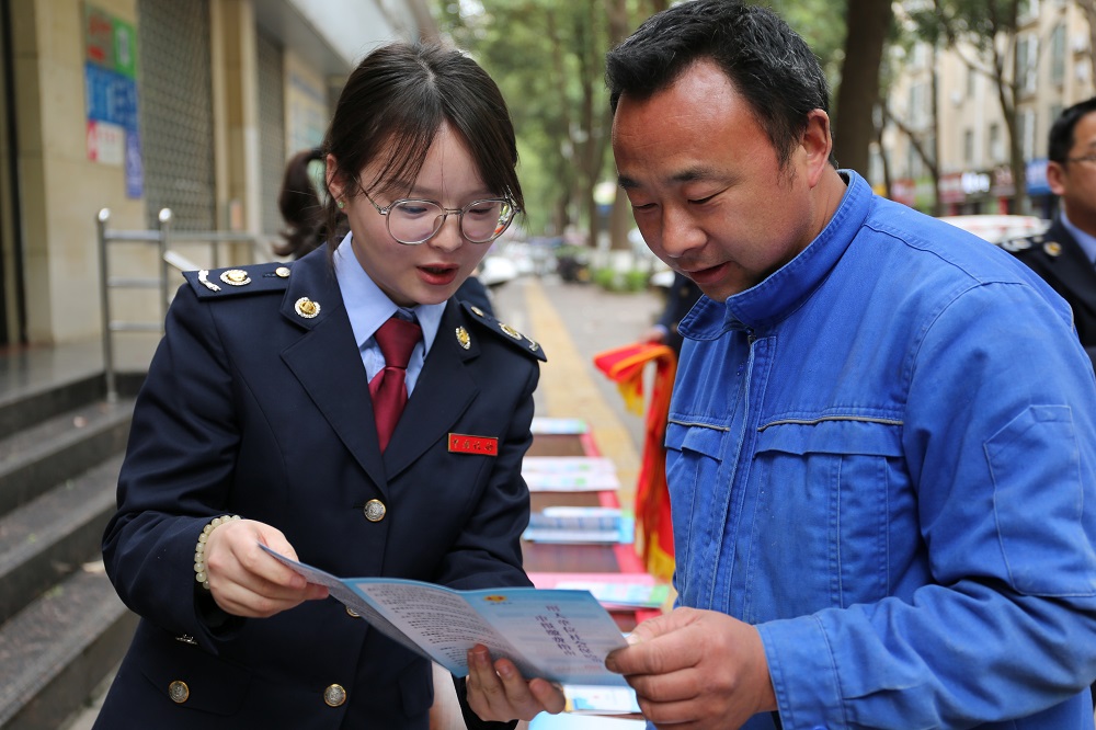 西乡县税务局举办第33个全国税收宣传月启动仪式暨"税惠到坊 服务民生