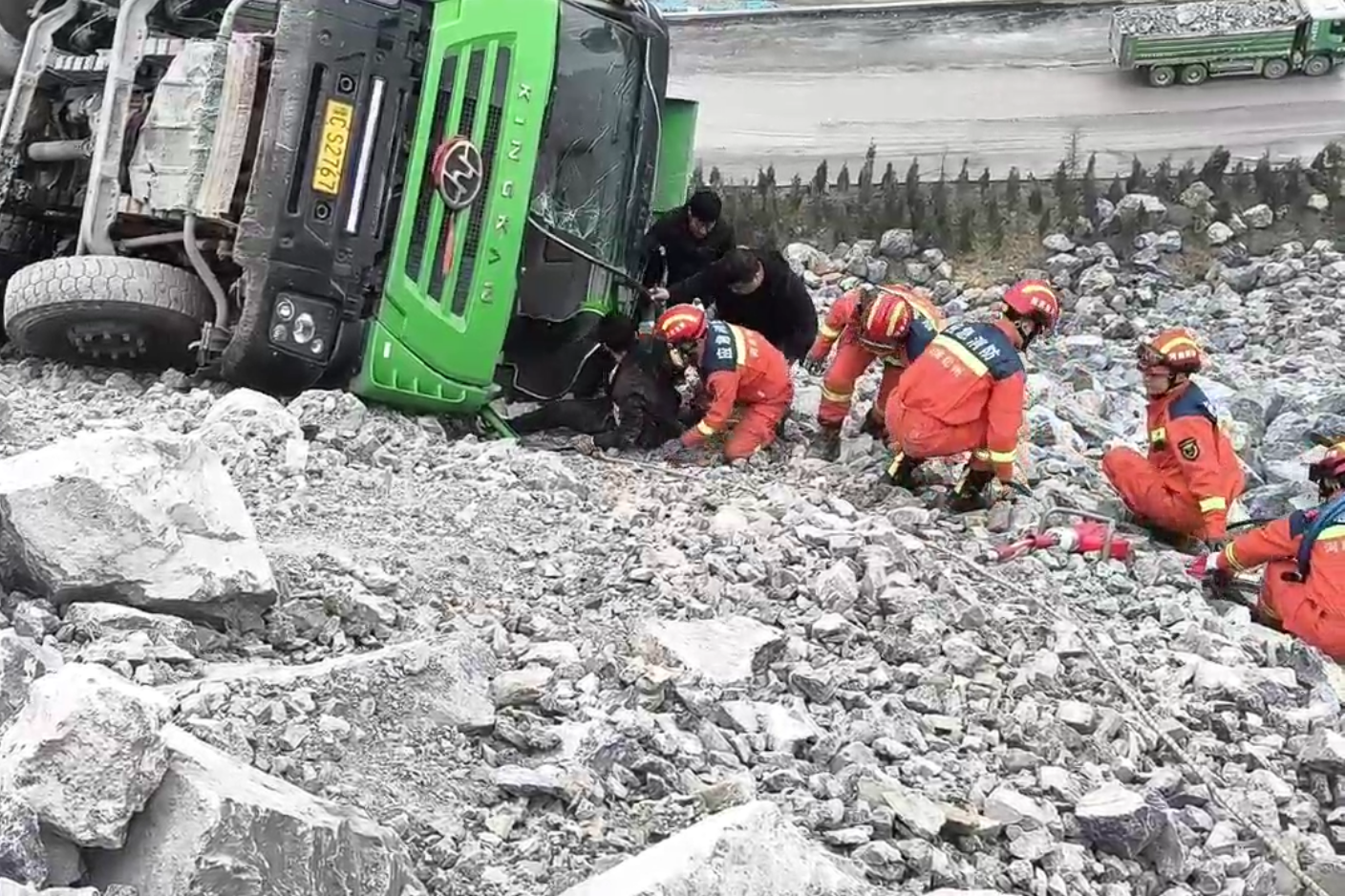 郑州一翻斗车侧翻滑落30米高石坡,司机被困驾驶室紧急求助!