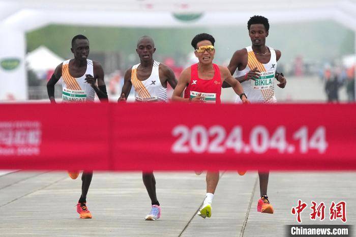 北京半程马拉松开跑中国选手包揽男女组冠军