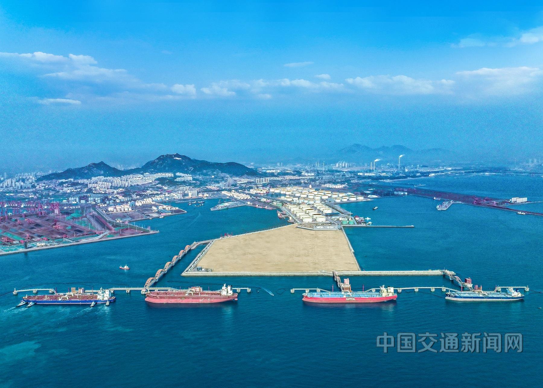 日前,在山东港口日照港岚山港区30万吨级油品码头,船舶正在进行卸油