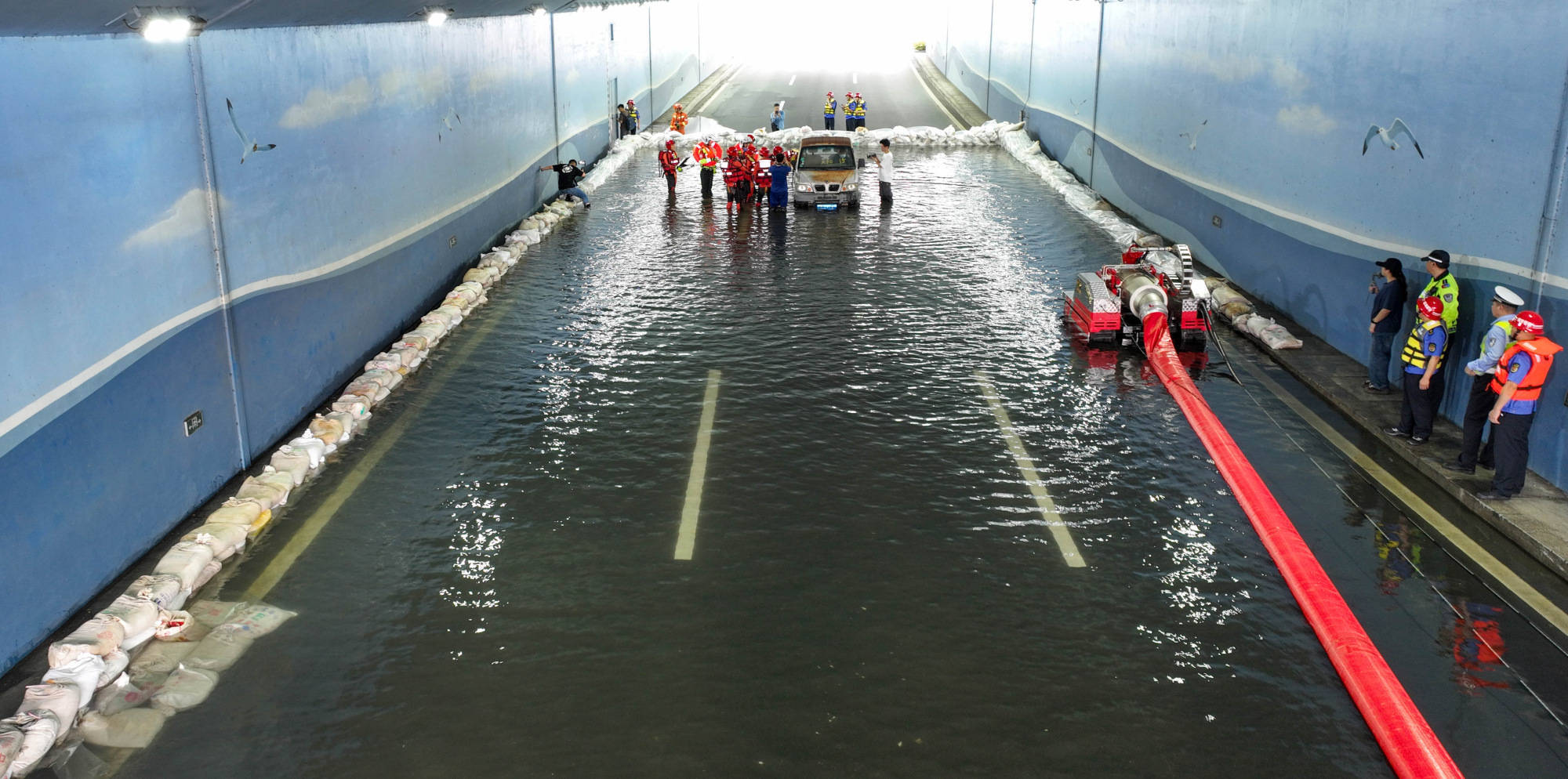 应对汛期福建龙岩开展城市排水防涝应急抢险演练