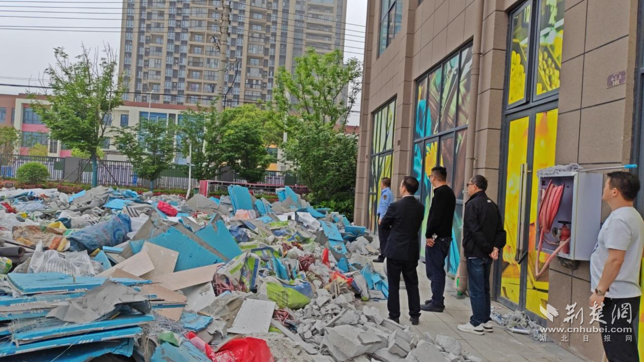 武汉纱帽街不到24小时清理一处小区积存垃圾