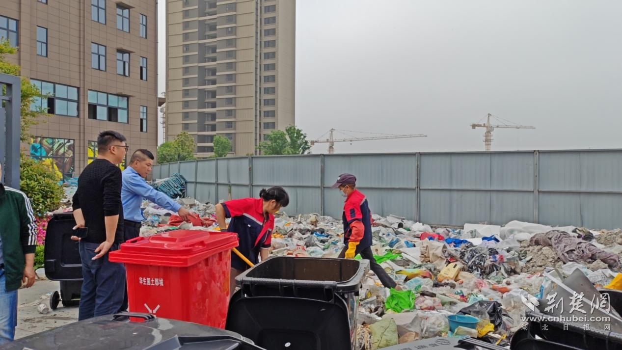 武汉纱帽街不到24小时清理一处小区积存垃圾