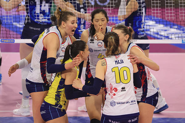 4月17日,2023-2024意大利女排联赛决赛拉开战幕,在郎平的注目下,中 