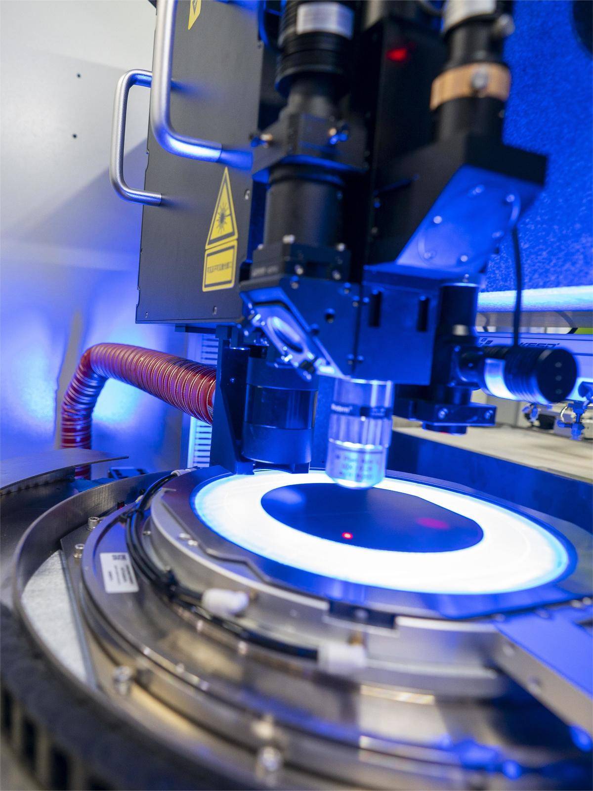 全国产化半导体晶圆激光切割机,是华工科技产业股份有限公司联合九峰