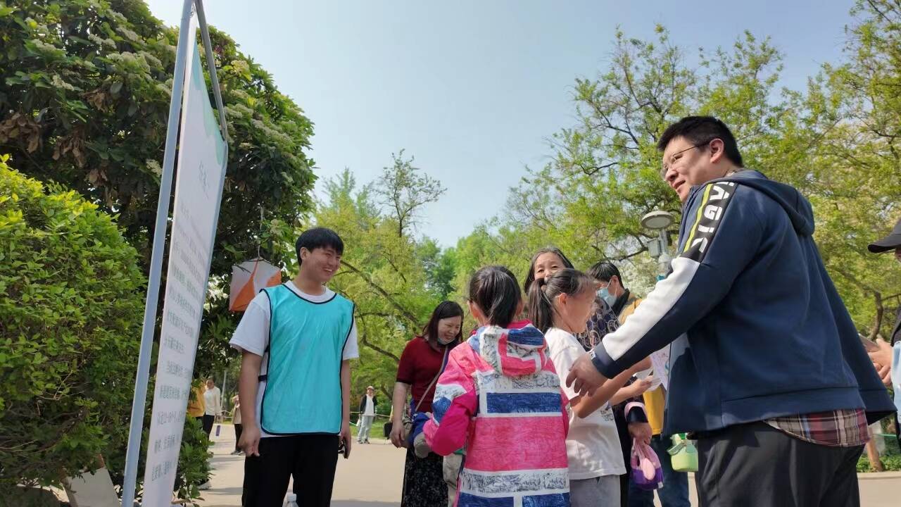 60余组家庭参加动植物科普问答 济南泉城公园开展世界地球日主题定向活动