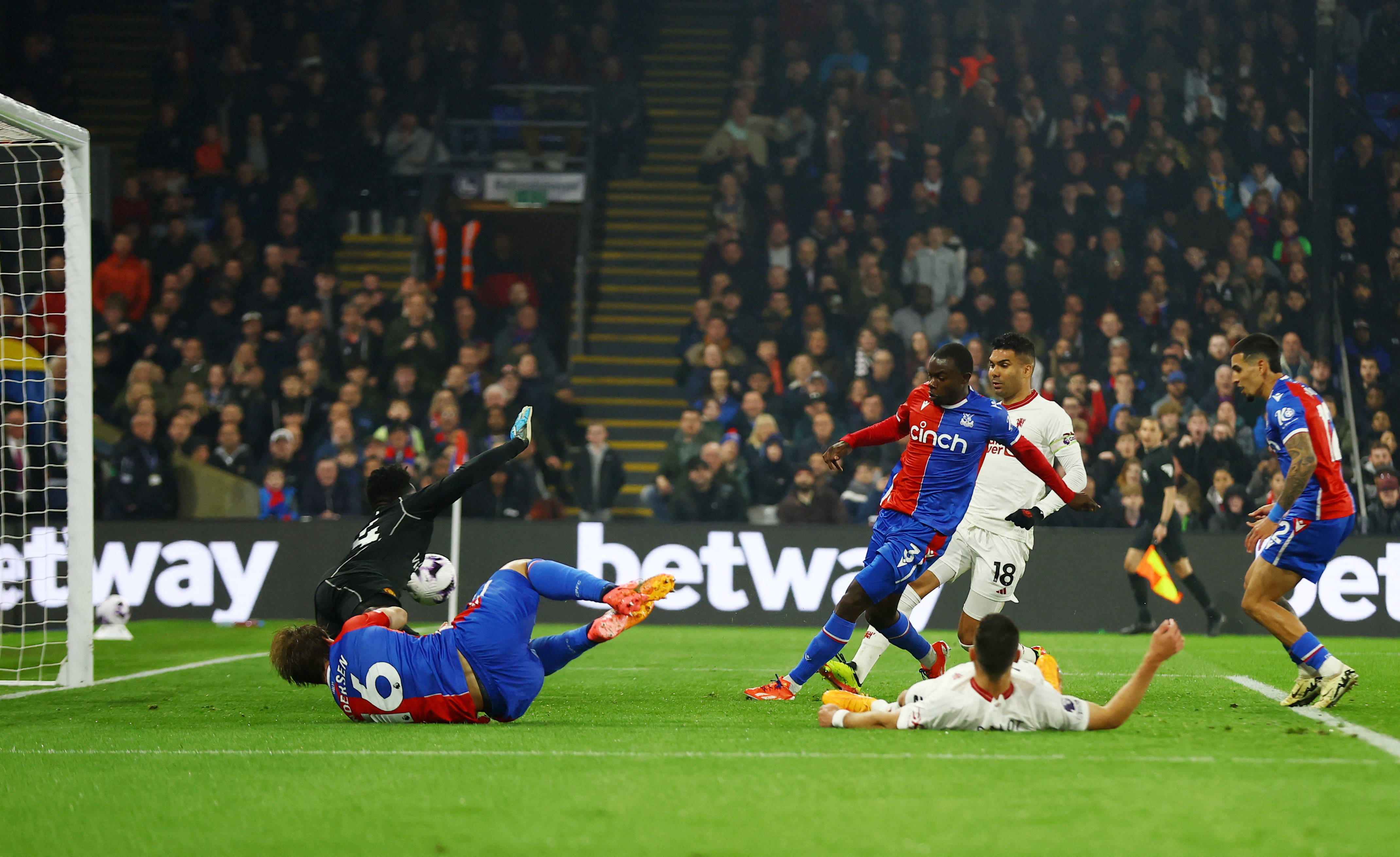 足球——英超:曼联不敌水晶宫