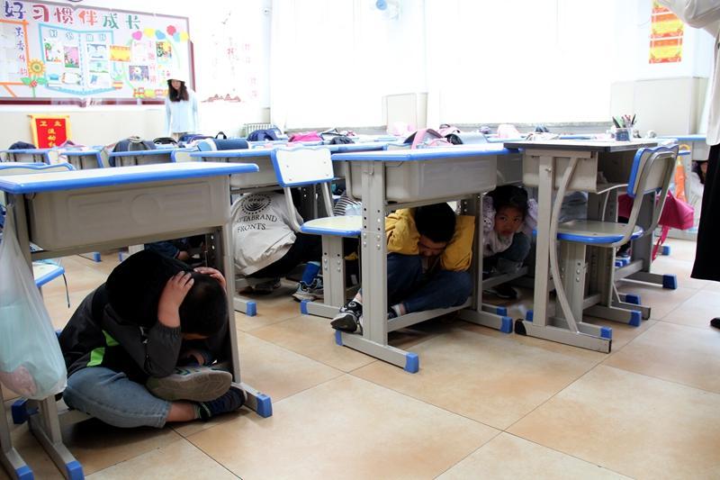 烟台芝罘区养正小学组织开展防震减灾应急疏散演练活动