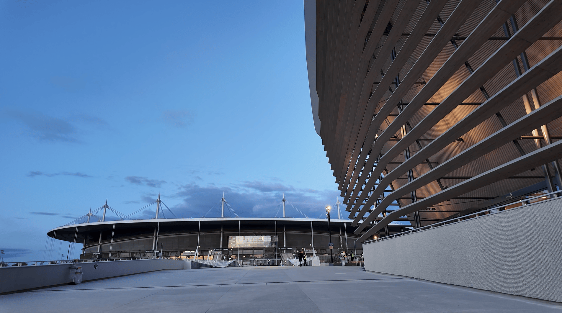 远郊布尔歇的攀岩中心),与久负盛名的法兰西体育场隔着a1高速公路相望