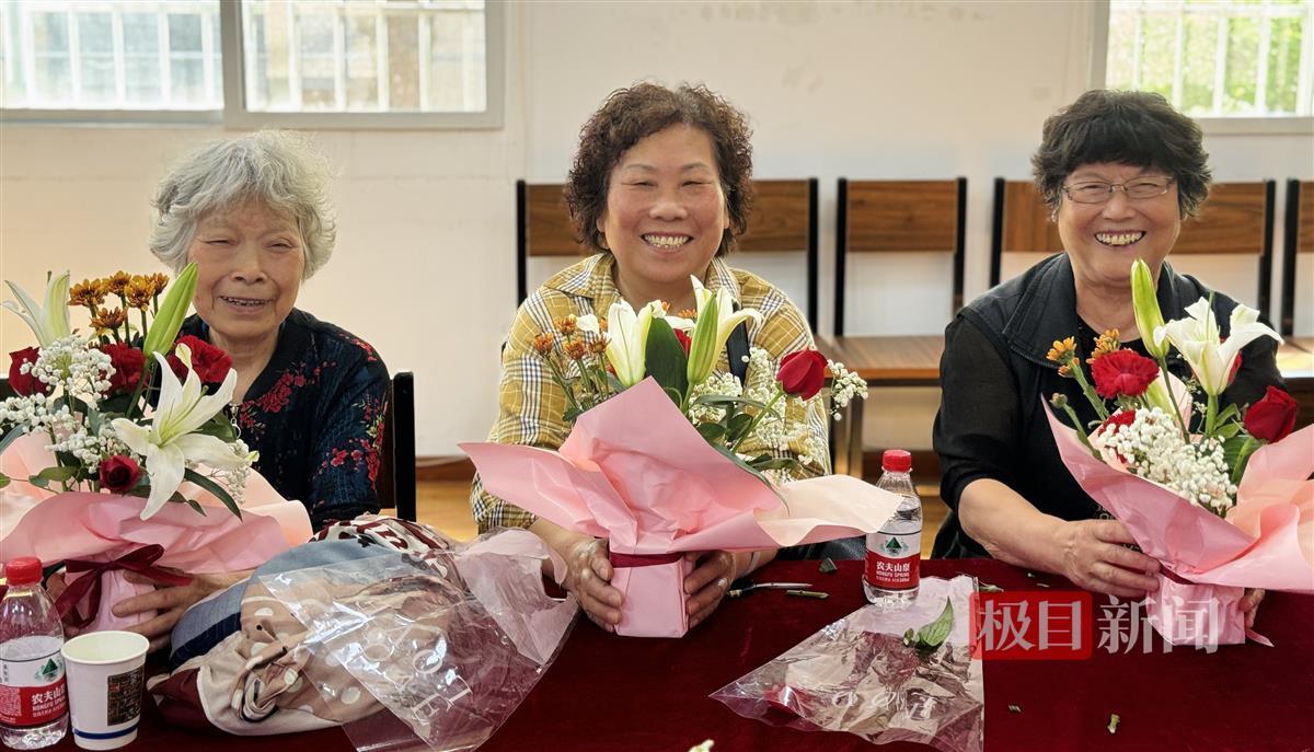 119社区老年人服务中心:插花技艺展,鲜花赠母亲