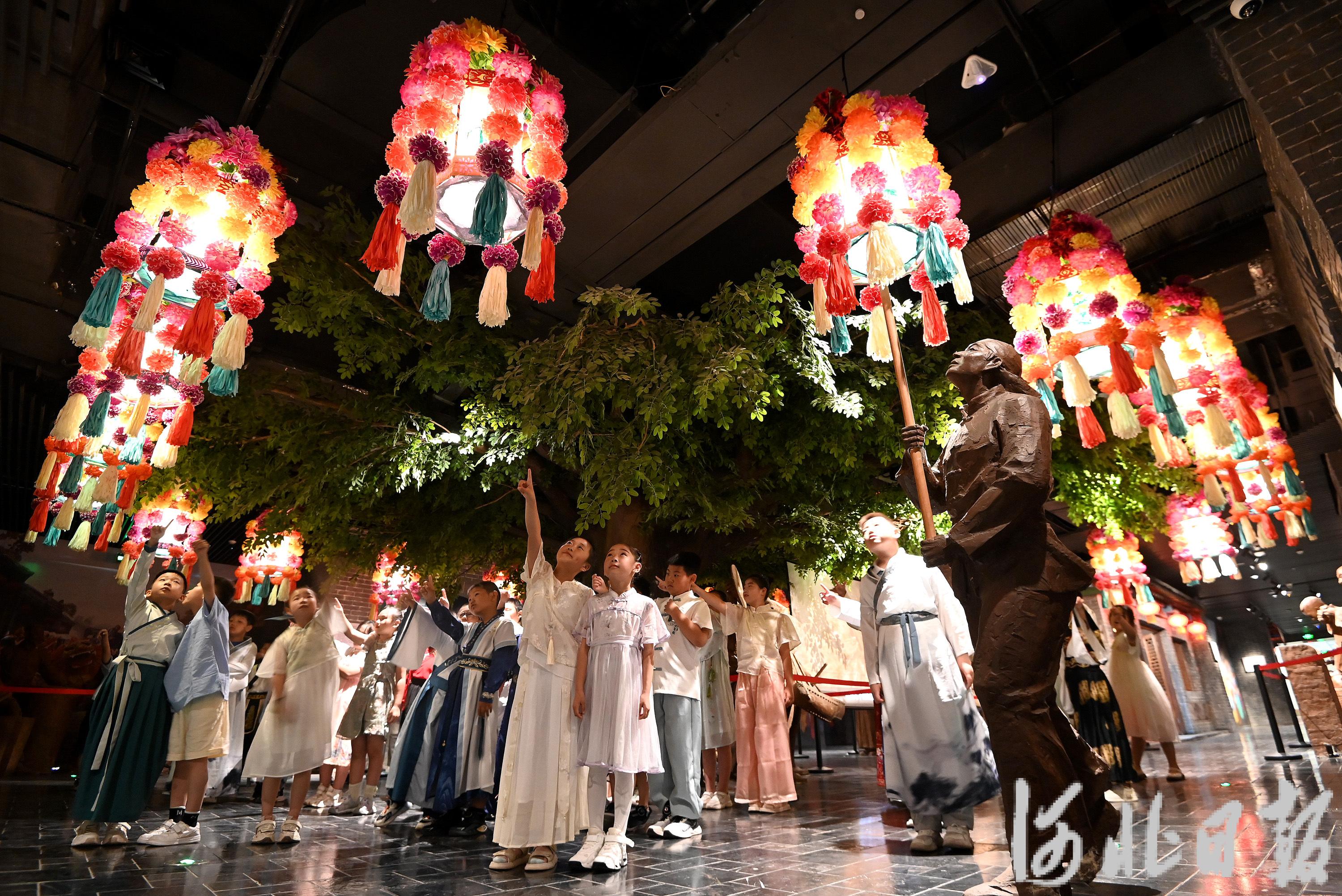 5月16日,市民在秦皇岛市玻璃博物馆参观,了解玻璃的历史和发展,感受