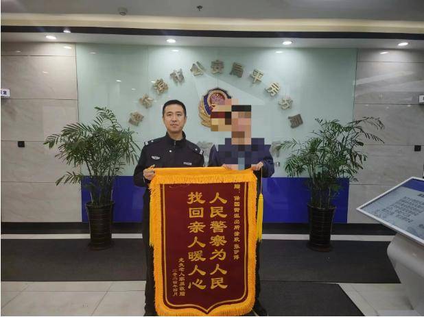 在得知老人的具体信息后,派出所教导员刘彦博和同事立刻动身,巡逻车组