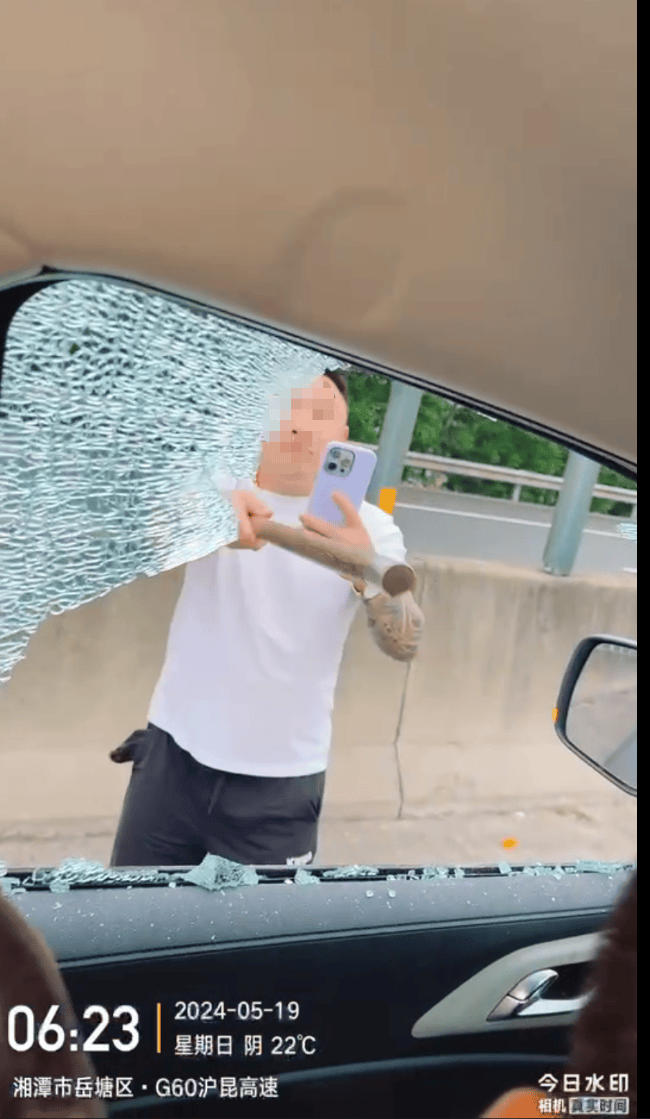 湖南一奥迪车主高速拦车,手持棍棒砸烂对方车窗,交警:已抓获