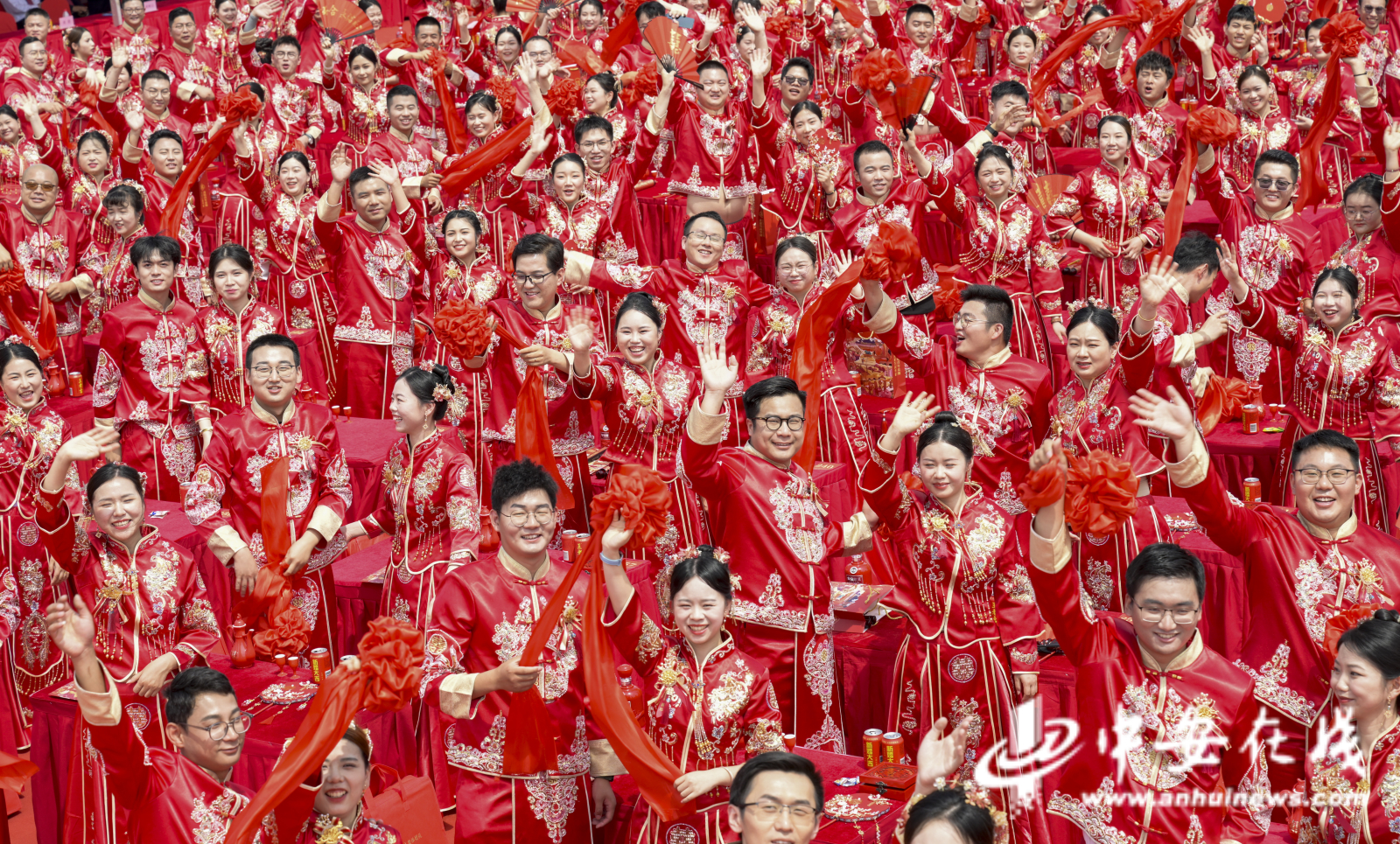 中铁四局288对新人在合肥骆岗中央公园举办集体婚礼