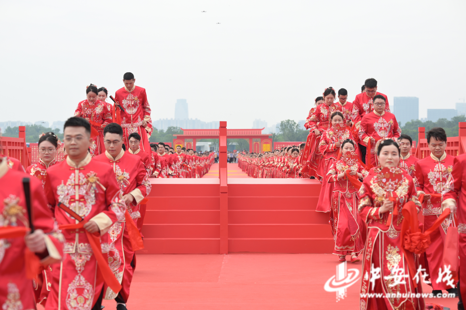 中铁四局288对新人在合肥骆岗中央公园举办集体婚礼