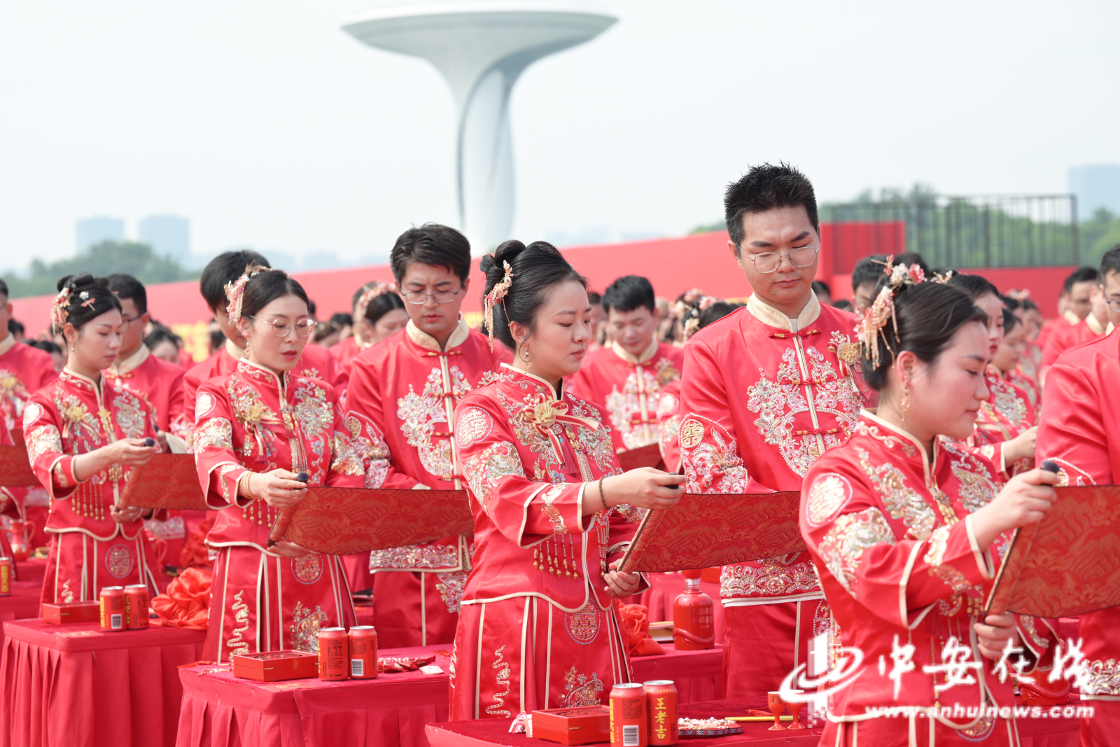 中铁四局288对新人在合肥骆岗中央公园举办集体婚礼