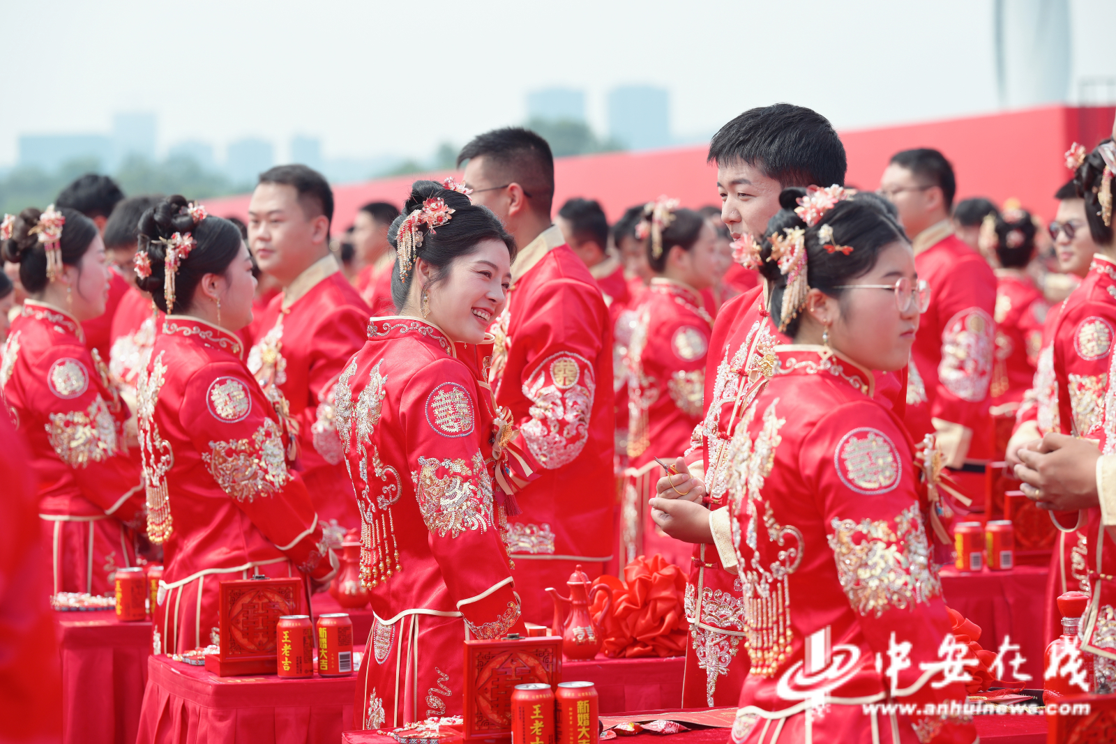 中铁四局288对新人在合肥骆岗中央公园举办集体婚礼