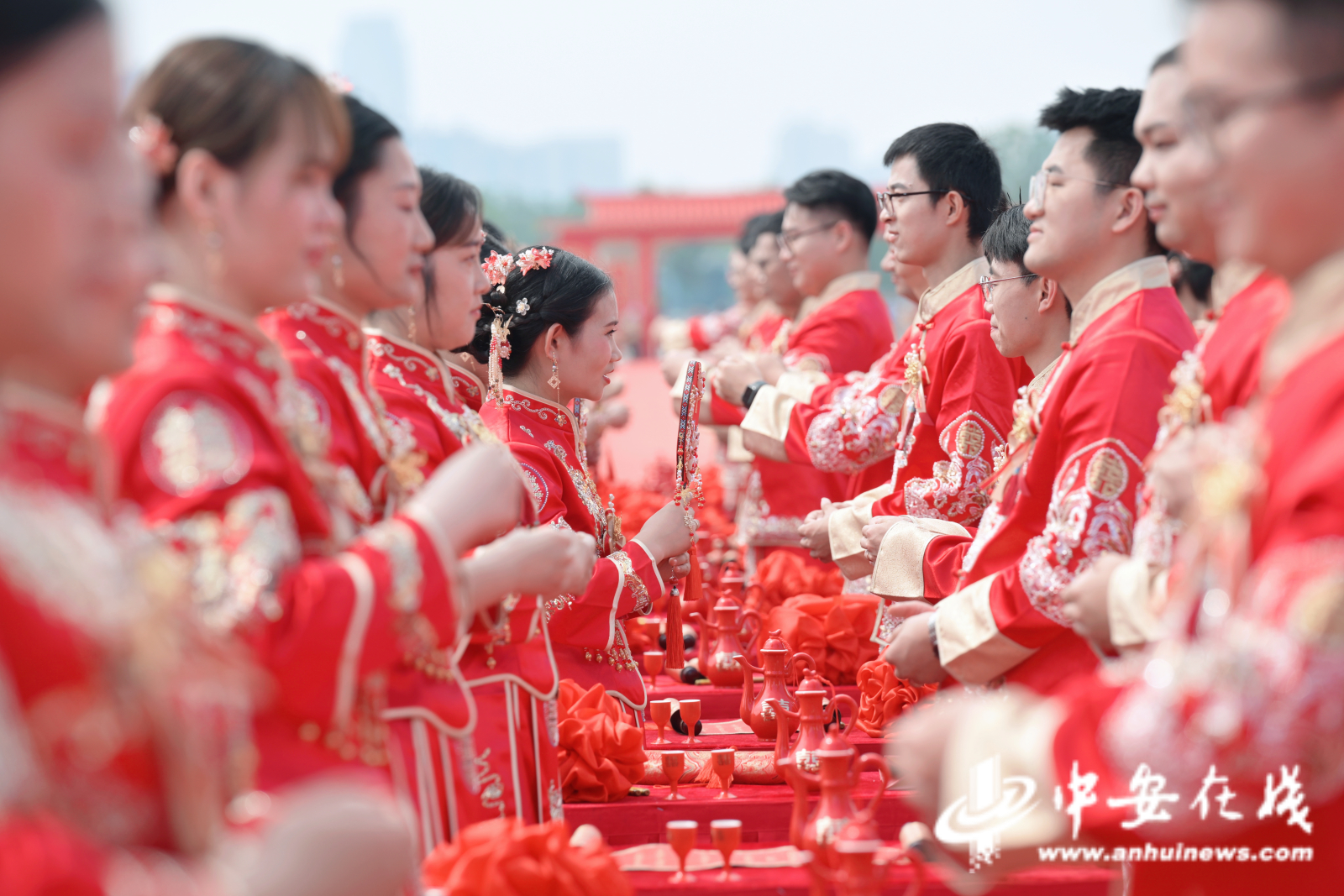 288对新人喜结连理集体婚礼现场家长代表高超群是新人