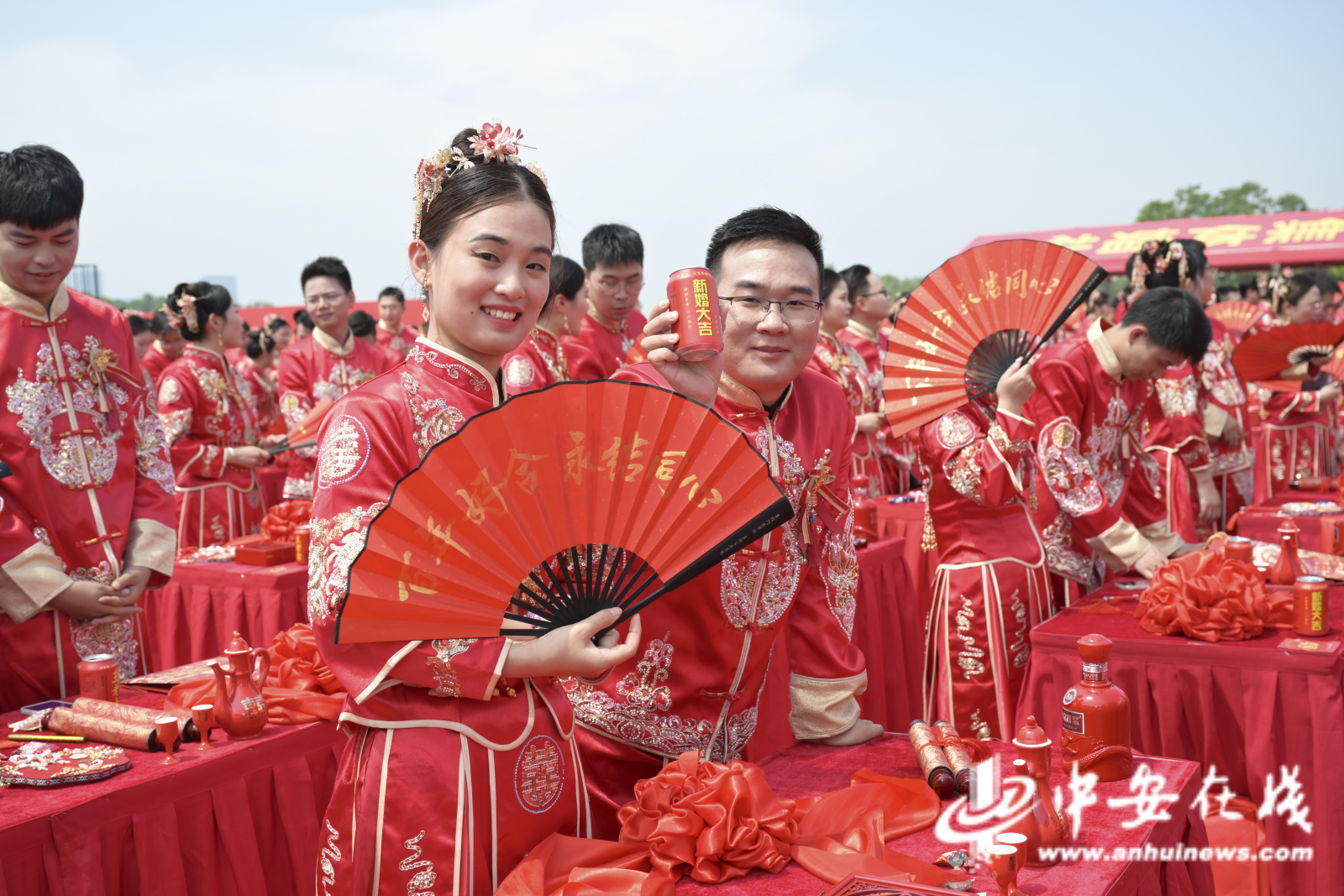 集体婚礼现场家长代表高超群是新人高子悦的父亲,他