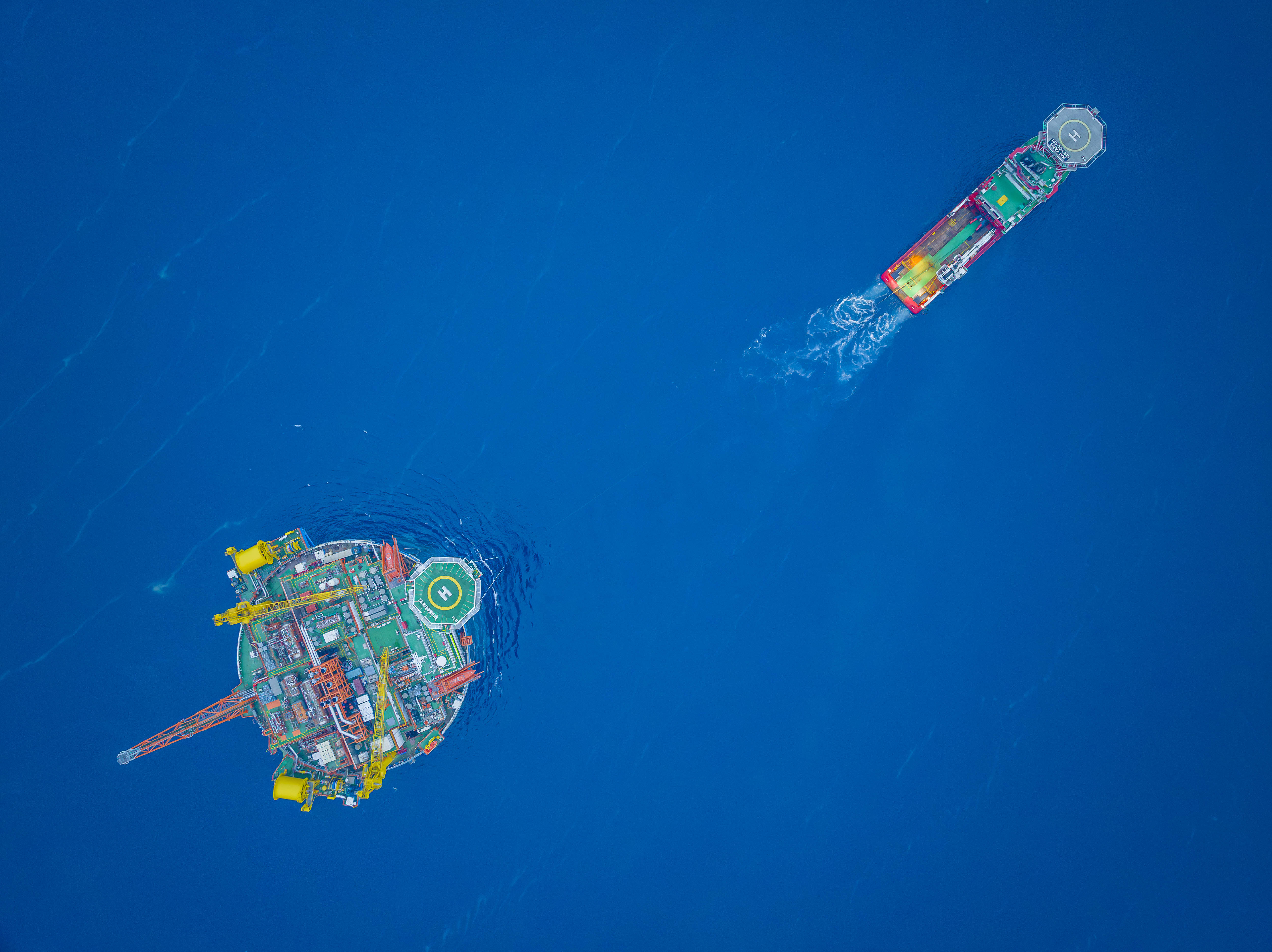 亚洲首艘圆筒型"海上油气加工厂"运抵作业海域