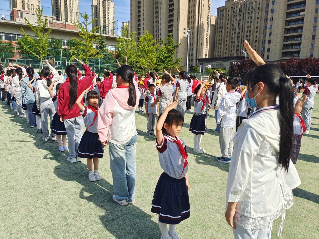 即墨区文景小学举行庆"六一"2024年少先队新队员入队仪式