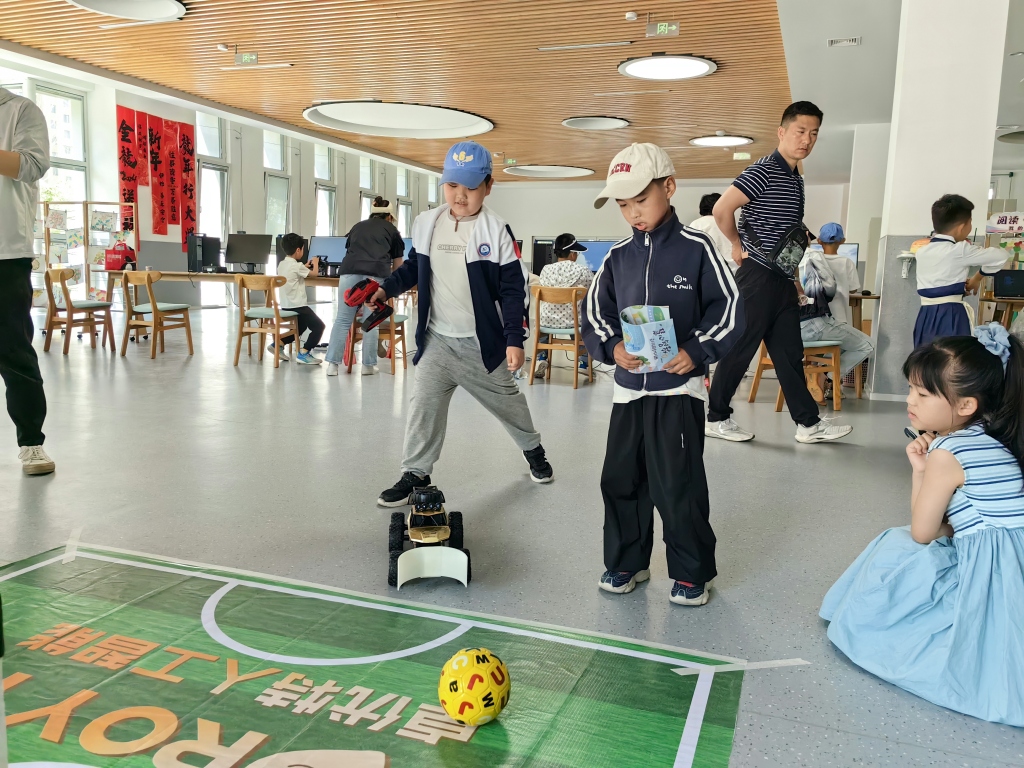 "慧心智教"亲子游园会攻略,为每一对亲子制作了游园会攻略图和集章卡