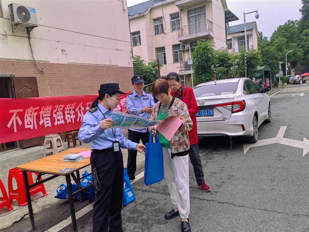 东西湖区走马岭街综合执法中心开展"六五"世界环境日宣传