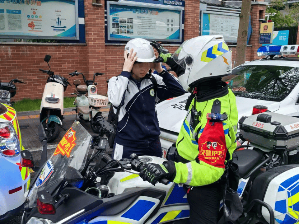 见状,深圳市公安局轨道交通分局光明轨道交通派出所驻站队员王鹏上前