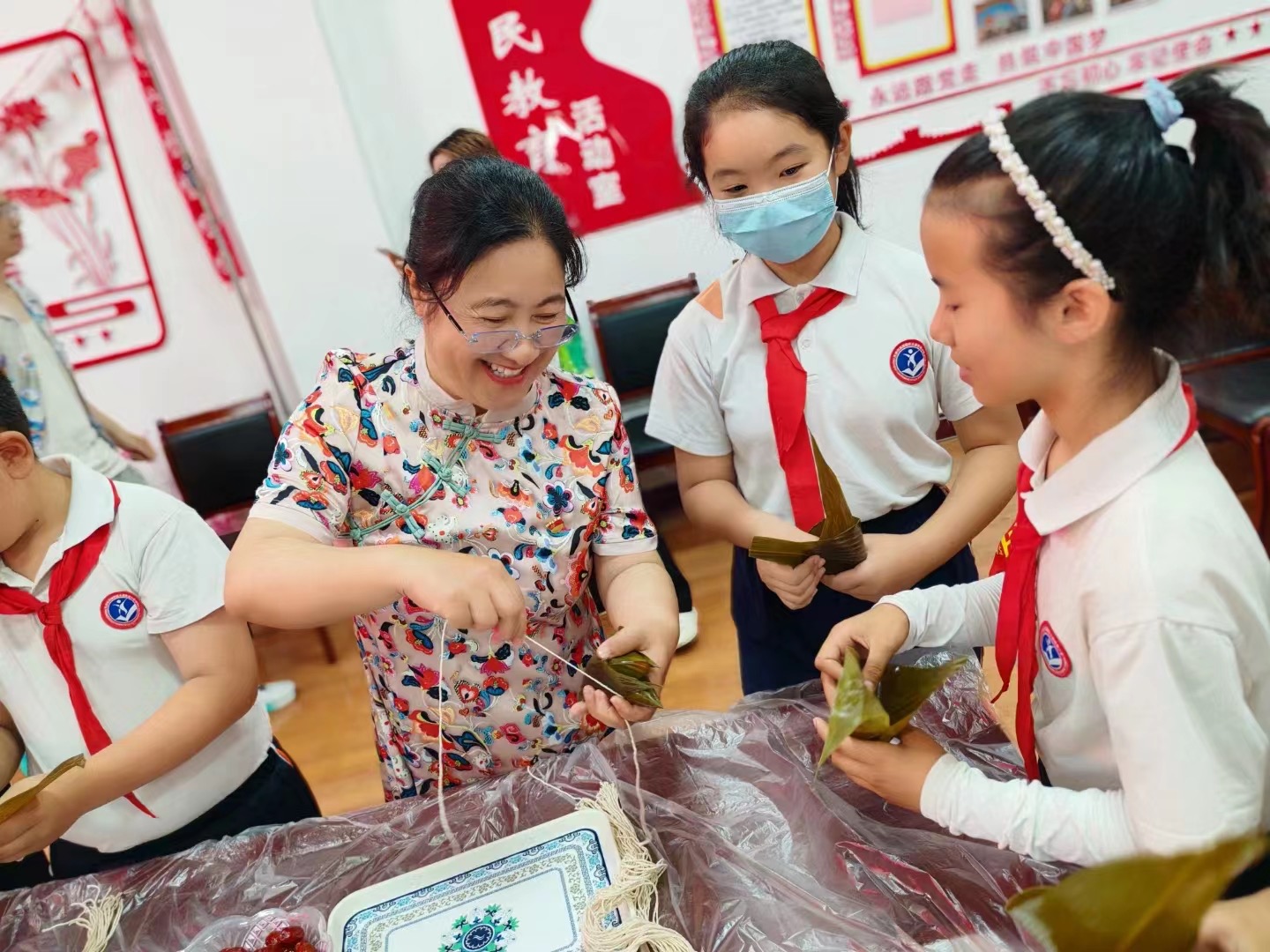 们为大家带来精彩的健身操表演,随后孩子们带着奶奶们一起跳手指操