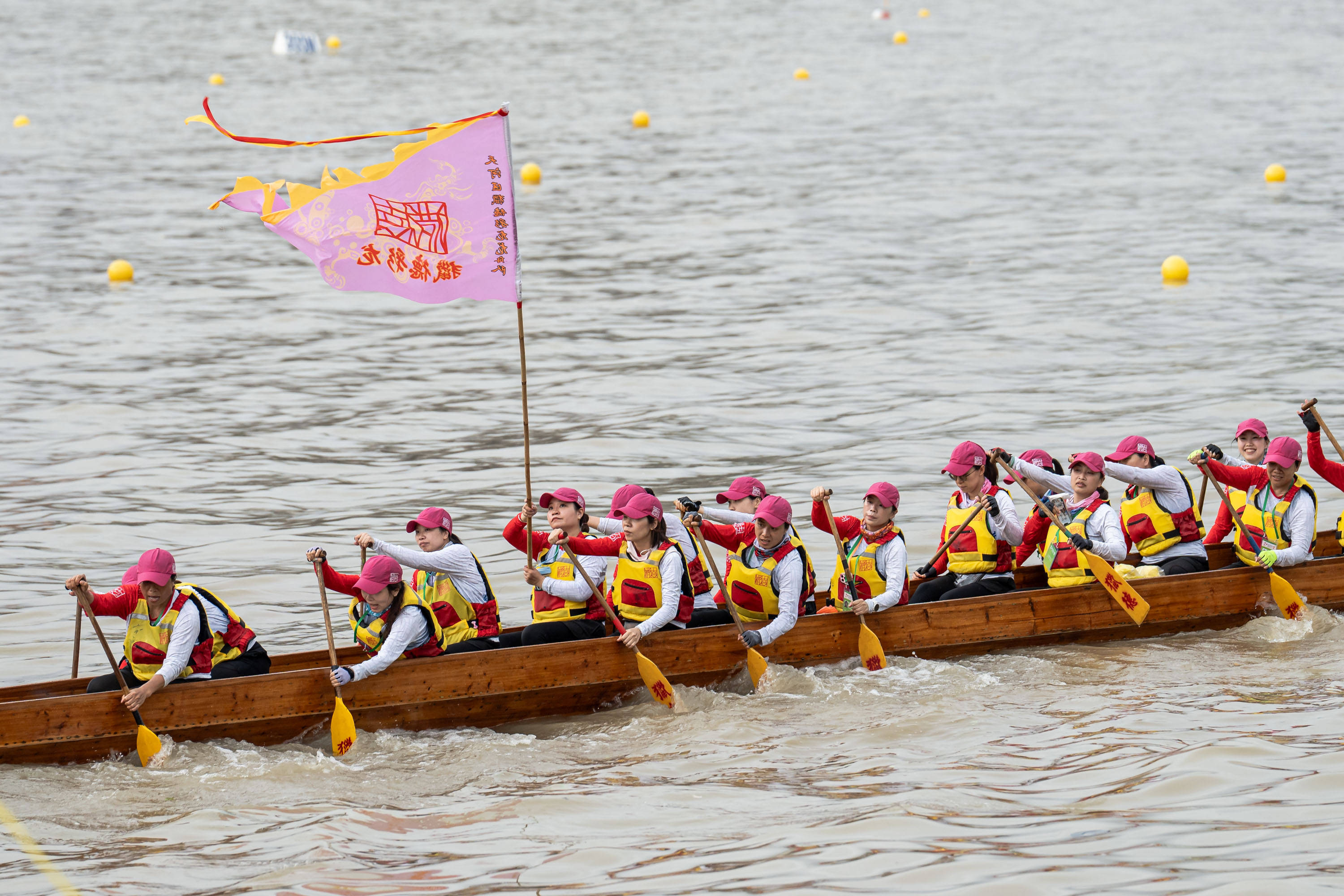 【广州国际龙舟邀请赛】"铿锵玫瑰"珠江击水,猎德女子龙舟队展现巾帼